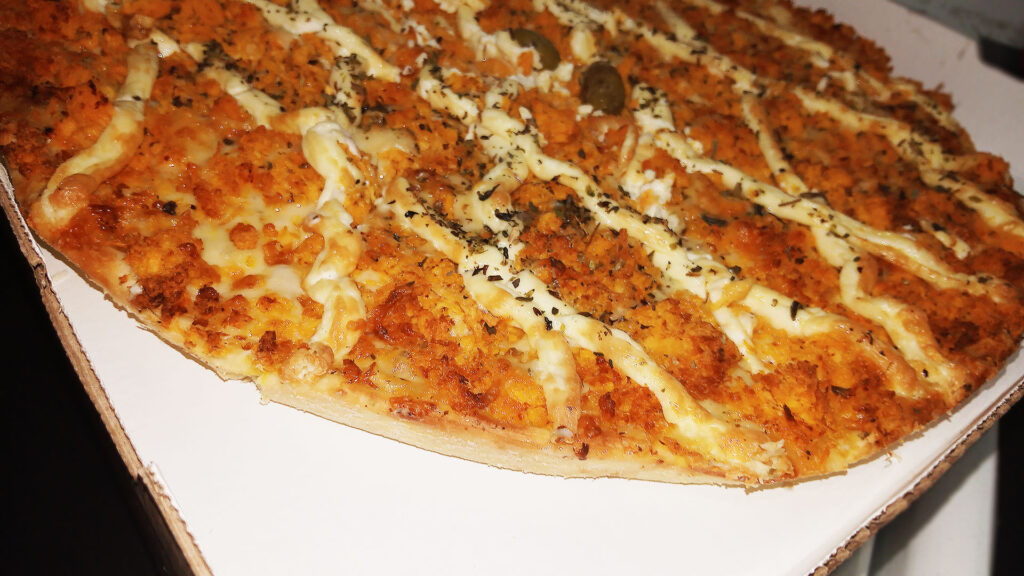 Pensando em #Pizza 🍕 hoje? Então olha essa saltando no seu feed da #reidapizzaczs de #calabresa, só pra te dar água na boca 🤤