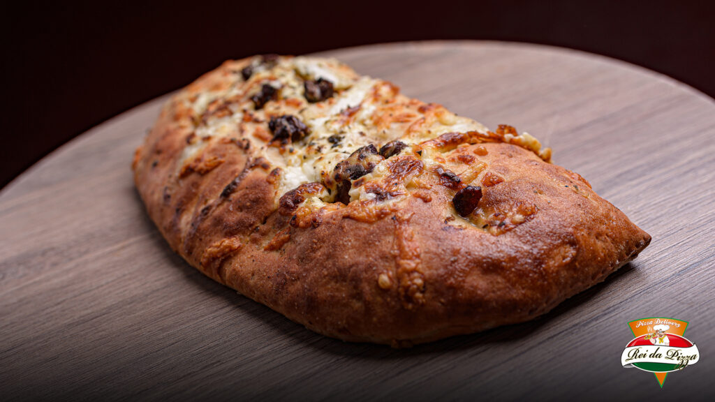 Hoje é dia de #calzone de #filécomcatupiry no #reidapizzaczs