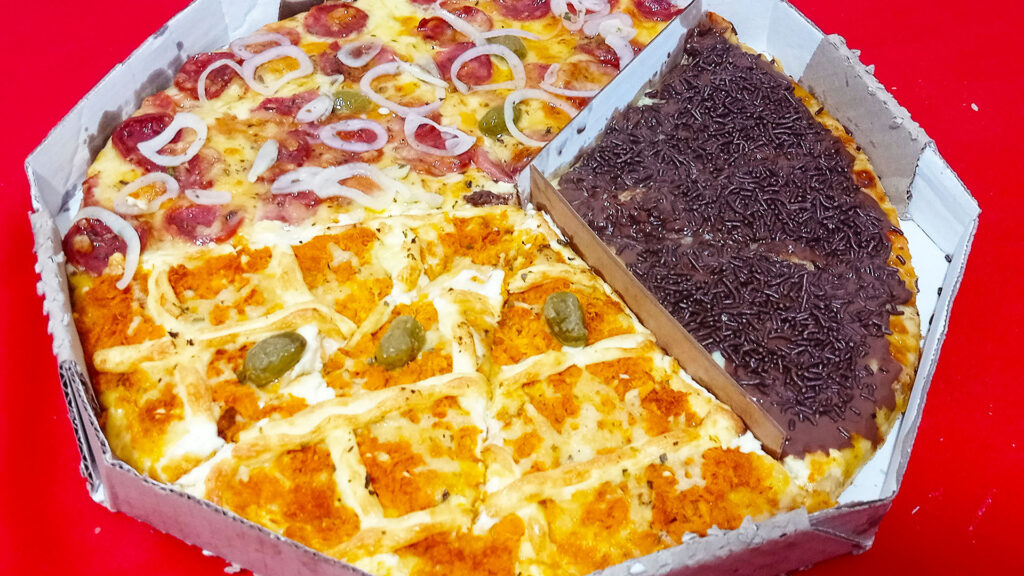 Pensando em #Pizza 🍕 hoje? Olha essa de #calabresa, #filécomcatupiry, #quatroqueijos e #brigadeiro 🤤 da #reidapizzaczs