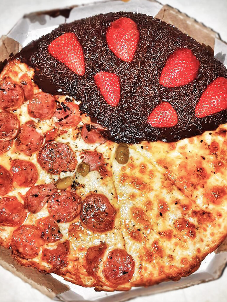 🍕 #pizza com 3 sabores... Calabresa, Mussarela e Morango 🍓