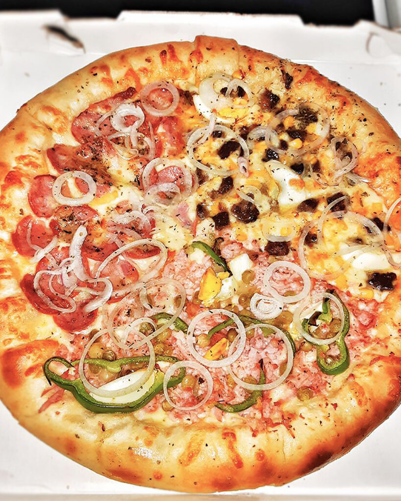 Pensando em #Pizza 🍕 hoje? Então olha essa com 3 sabores saltando no seu feed: #portuguesa, #calabresa e #reidapizza, só pra te dar água na boca 🤤