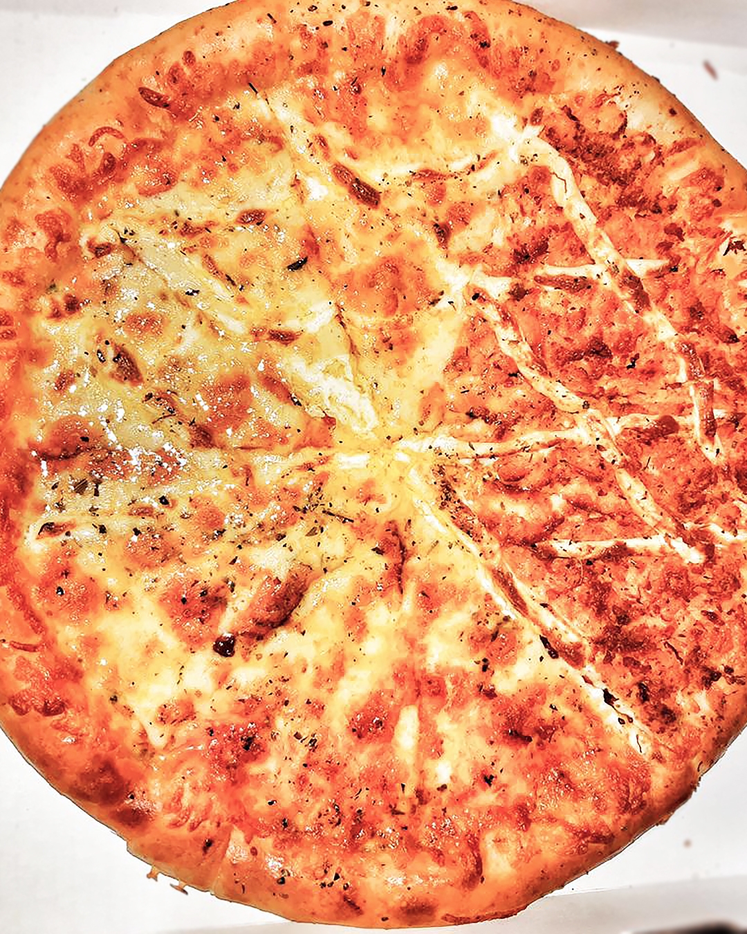 Pensando em #Pizza 🍕 hoje? Então olha essa de #quatroqueijos e #frangocomcatupiry saltando no seu feed. 🤤 Deu vontade? É só pedir ⤵️