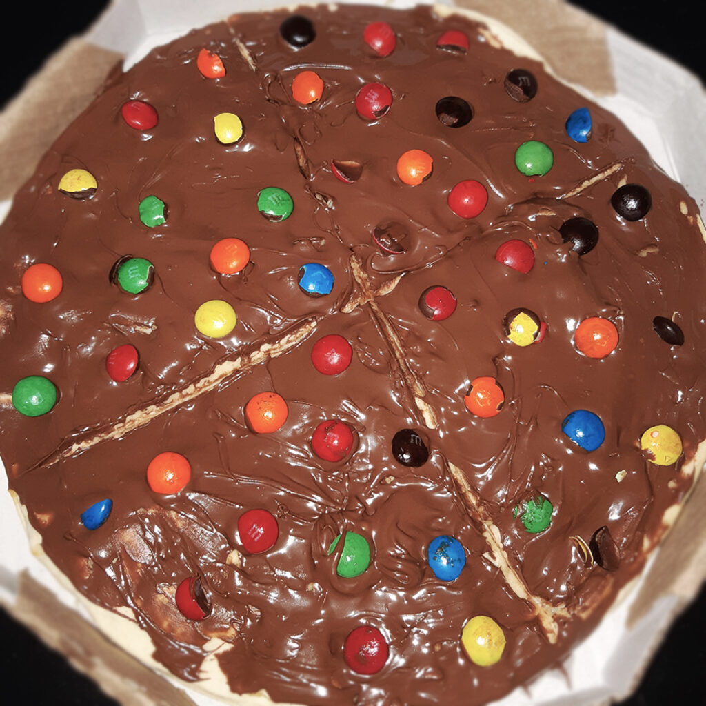 🍕 #pizza de #nutella com M&M's, alguns vão dizer que 😍 e outros 🤤.