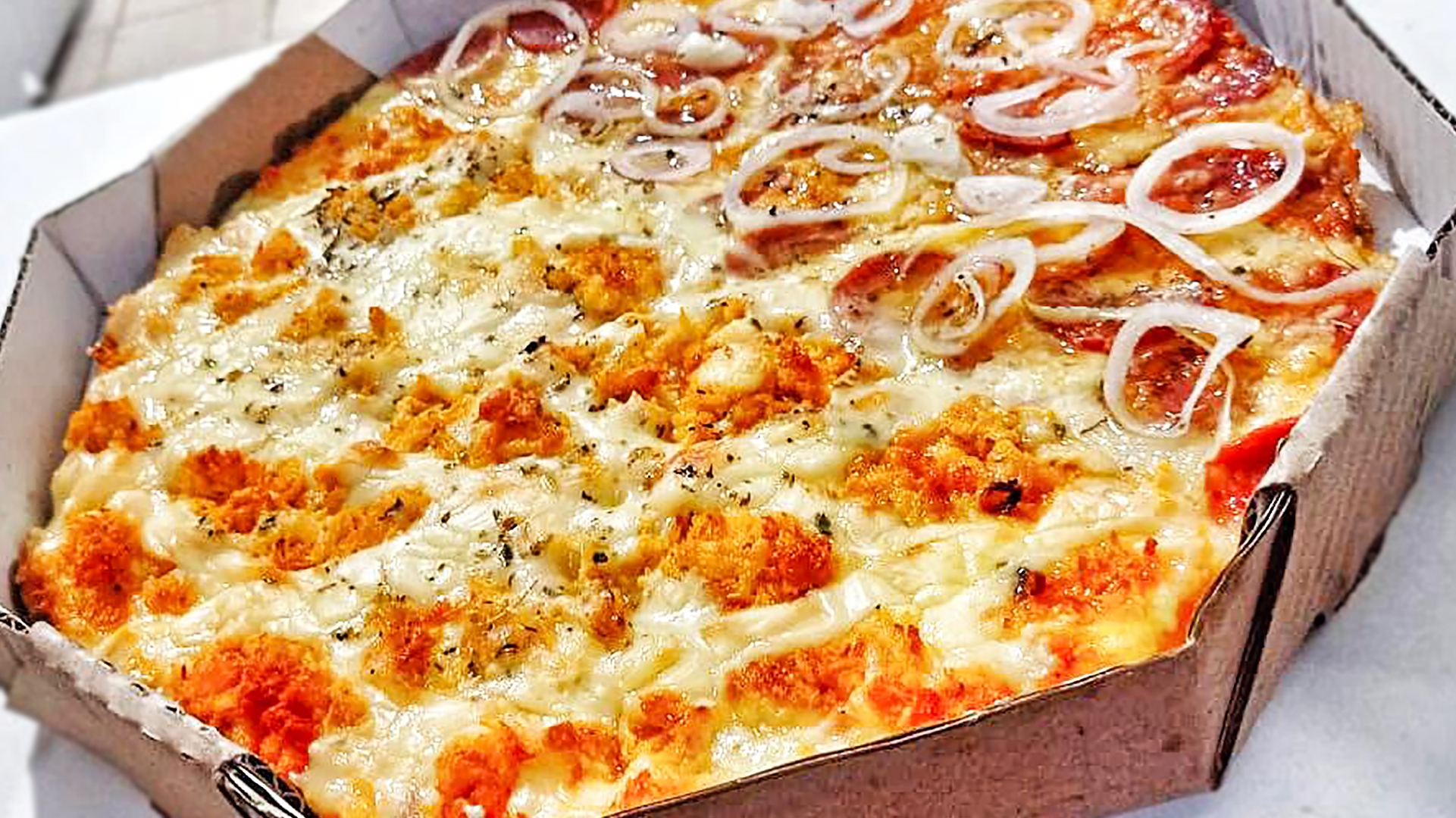Pensando em #Pizza 🍕 hoje? Olha essa de #calabresa e #frangocomcatupiry saltando no seu feed 🤤