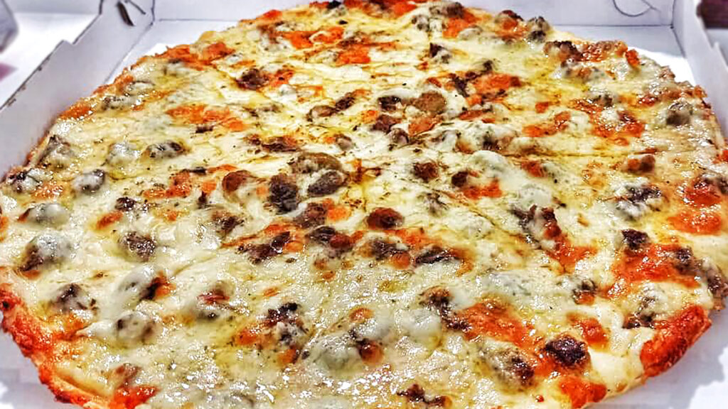 Pensando em #Pizza 🍕 hoje? Aproveita que viu essa de #filécomcatupiry 👀 no feed e pede para matar a vontade