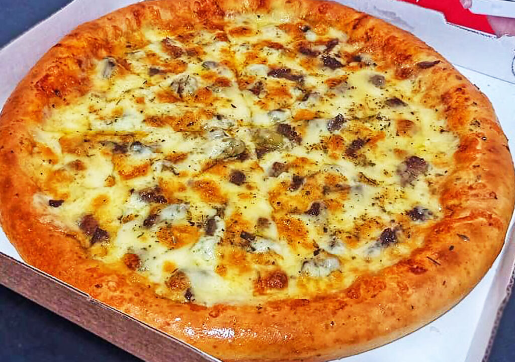 #pizza 🍕 de #filécomcatupiry com borda recheada da #reidapizzaczs